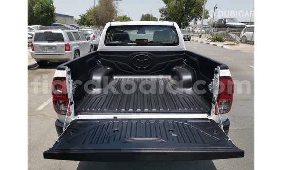 Hividy Toyota Hilux fotsy Car in Import - Dubai in Diana Hividy Toyota Hilux fotsy Car in Import - Dubai in Diana