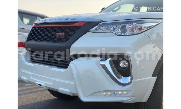 Acheter Import Voiture Toyota Fortuner Blanc à Import - Dubai, Diana Acheter Import Voiture Toyota Fortuner Blanc à Import - Dubai, Diana