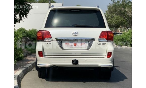 Hividy Toyota Land Cruiser fotsy Car in Import - Dubai in Diana Hividy Toyota Land Cruiser fotsy Car in Import - Dubai in Diana