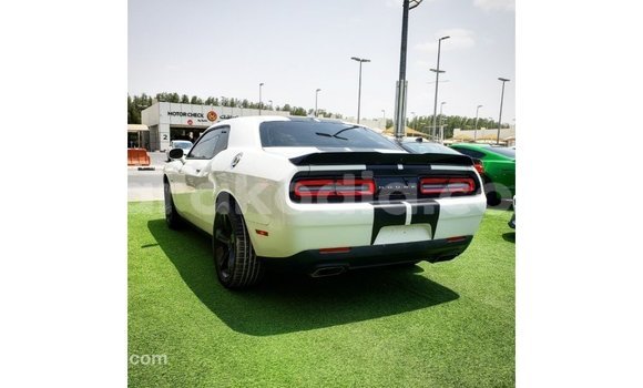 Acheter Import Voiture Dodge Challenger Blanc à Import - Dubai, Diana Acheter Import Voiture Dodge Challenger Blanc à Import - Dubai, Diana