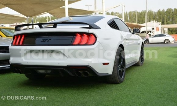 Acheter Import Voiture Ford Mustang Blanc à Import - Dubai, Diana Acheter Import Voiture Ford Mustang Blanc à Import - Dubai, Diana