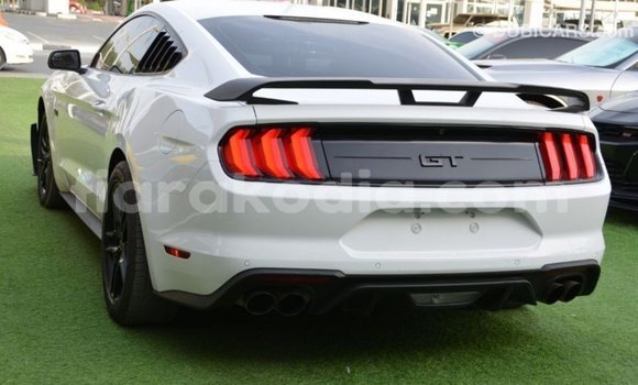 Acheter Import Voiture Ford Mustang Blanc à Import - Dubai, Diana Acheter Import Voiture Ford Mustang Blanc à Import - Dubai, Diana