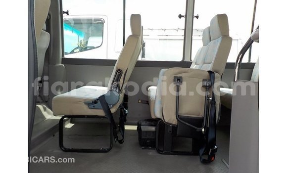 Acheter Import Voiture Toyota Coaster Blanc à Import - Dubai, Diana Acheter Import Voiture Toyota Coaster Blanc à Import - Dubai, Diana