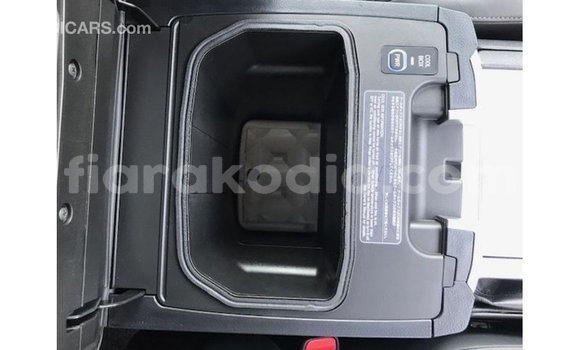 Acheter Import Voiture Toyota Land Cruiser Blanc à Import - Dubai, Diana Acheter Import Voiture Toyota Land Cruiser Blanc à Import - Dubai, Diana