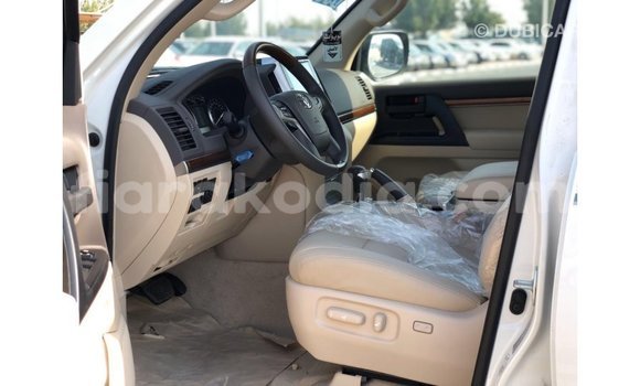 Acheter Import Voiture Toyota Land Cruiser Blanc à Import - Dubai, Diana Acheter Import Voiture Toyota Land Cruiser Blanc à Import - Dubai, Diana