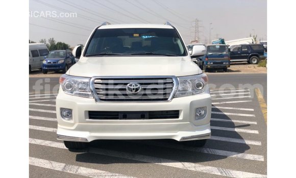 Acheter Import Voiture Toyota Land Cruiser Blanc à Import - Dubai, Diana Acheter Import Voiture Toyota Land Cruiser Blanc à Import - Dubai, Diana