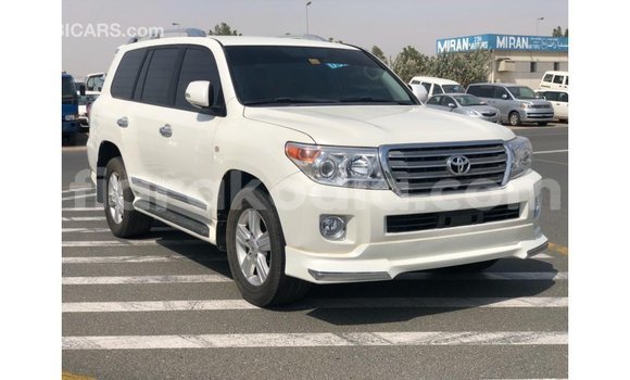 Acheter Import Voiture Toyota Land Cruiser Blanc à Import - Dubai, Diana Acheter Import Voiture Toyota Land Cruiser Blanc à Import - Dubai, Diana