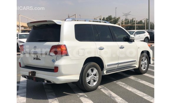 Acheter Import Voiture Toyota Land Cruiser Blanc à Import - Dubai, Diana Acheter Import Voiture Toyota Land Cruiser Blanc à Import - Dubai, Diana