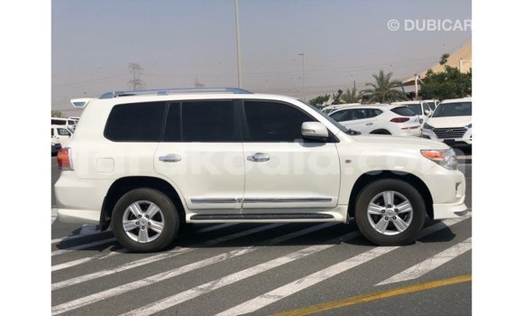 Acheter Import Voiture Toyota Land Cruiser Blanc à Import - Dubai, Diana Acheter Import Voiture Toyota Land Cruiser Blanc à Import - Dubai, Diana