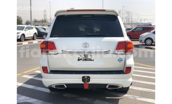 Acheter Import Voiture Toyota Land Cruiser Blanc à Import - Dubai, Diana Acheter Import Voiture Toyota Land Cruiser Blanc à Import - Dubai, Diana