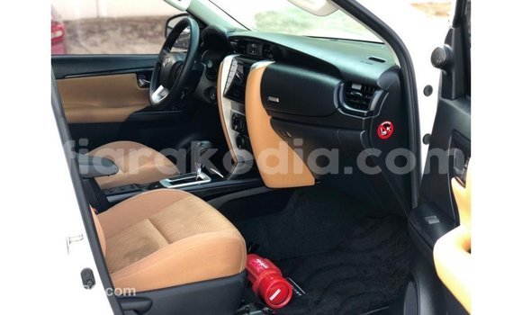 Acheter Import Voiture Toyota Fortuner Blanc à Import - Dubai, Diana Acheter Import Voiture Toyota Fortuner Blanc à Import - Dubai, Diana