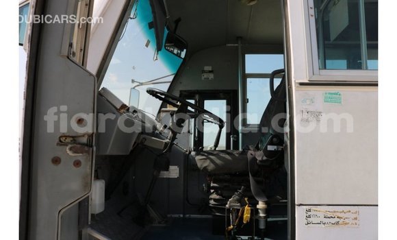 Acheter Import Voiture Tata Xenon Blanc à Import - Dubai, Diana