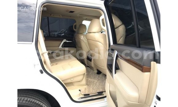 Acheter Import Voiture Toyota Land Cruiser Blanc à Import - Dubai, Diana Acheter Import Voiture Toyota Land Cruiser Blanc à Import - Dubai, Diana