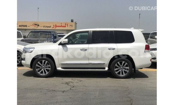 Acheter Import Voiture Toyota Land Cruiser Blanc à Import - Dubai, Diana Acheter Import Voiture Toyota Land Cruiser Blanc à Import - Dubai, Diana