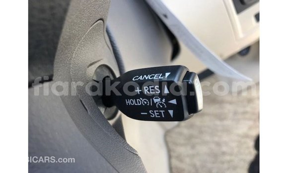 Acheter Import Voiture Toyota Land Cruiser Blanc à Import - Dubai, Diana Acheter Import Voiture Toyota Land Cruiser Blanc à Import - Dubai, Diana