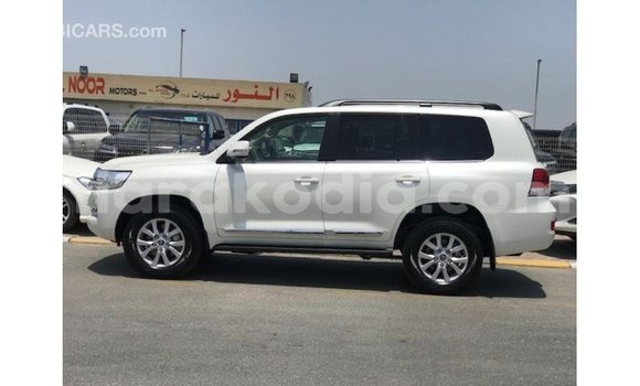Acheter Import Voiture Toyota Land Cruiser Blanc à Import - Dubai, Diana Acheter Import Voiture Toyota Land Cruiser Blanc à Import - Dubai, Diana