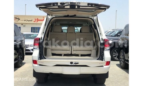 Acheter Import Voiture Toyota Land Cruiser Blanc à Import - Dubai, Diana Acheter Import Voiture Toyota Land Cruiser Blanc à Import - Dubai, Diana