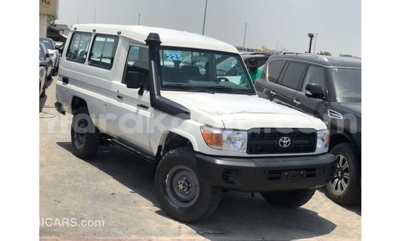 Acheter Import Voiture Toyota Land Cruiser Blanc à Import - Dubai, Diana Acheter Import Voiture Toyota Land Cruiser Blanc à Import - Dubai, Diana