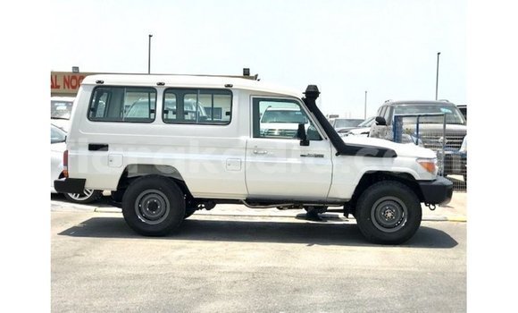 Acheter Import Voiture Toyota Land Cruiser Blanc à Import - Dubai, Diana Acheter Import Voiture Toyota Land Cruiser Blanc à Import - Dubai, Diana