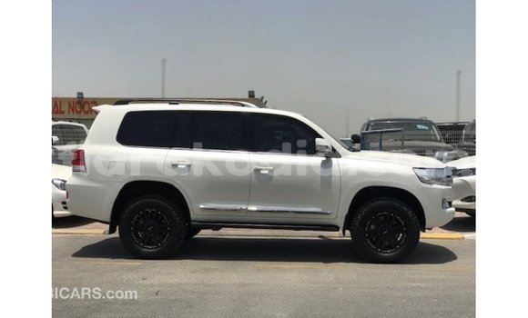 Acheter Import Voiture Toyota Land Cruiser Blanc à Import - Dubai, Diana Acheter Import Voiture Toyota Land Cruiser Blanc à Import - Dubai, Diana