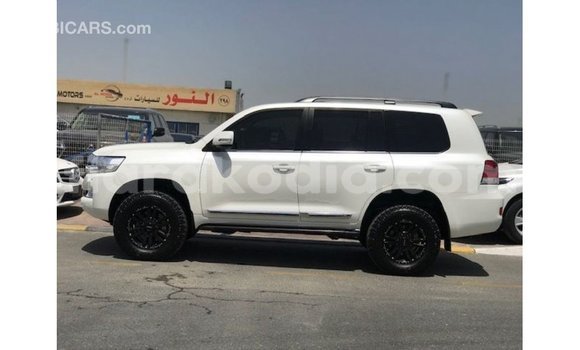 Acheter Import Voiture Toyota Land Cruiser Blanc à Import - Dubai, Diana Acheter Import Voiture Toyota Land Cruiser Blanc à Import - Dubai, Diana