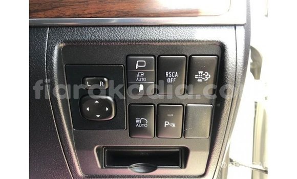 Acheter Import Voiture Toyota Land Cruiser Blanc à Import - Dubai, Diana Acheter Import Voiture Toyota Land Cruiser Blanc à Import - Dubai, Diana