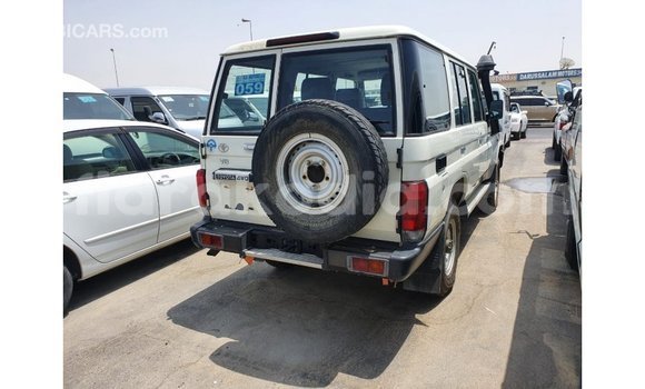 Acheter Import Voiture Toyota Land Cruiser Blanc à Import - Dubai, Diana Acheter Import Voiture Toyota Land Cruiser Blanc à Import - Dubai, Diana