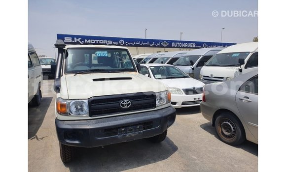 Acheter Import Voiture Toyota Land Cruiser Blanc à Import - Dubai, Diana Acheter Import Voiture Toyota Land Cruiser Blanc à Import - Dubai, Diana