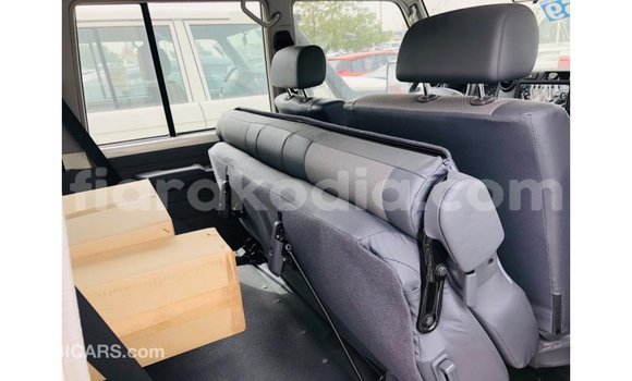 Hividy Toyota Land Cruiser fotsy Car in Import - Dubai in Diana Hividy Toyota Land Cruiser fotsy Car in Import - Dubai in Diana