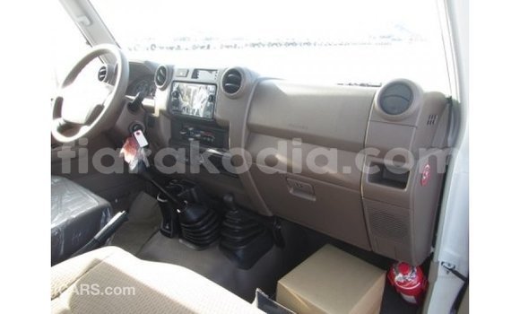 Hividy Toyota Land Cruiser fotsy Car in Import - Dubai in Diana Hividy Toyota Land Cruiser fotsy Car in Import - Dubai in Diana