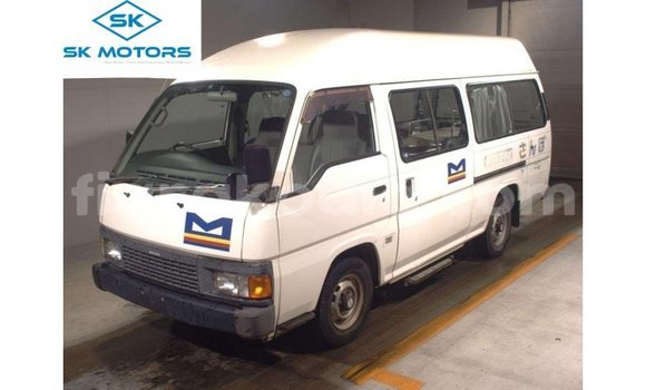 Hividy Nissan Caravan fotsy Car in Import - Dubai in Diana