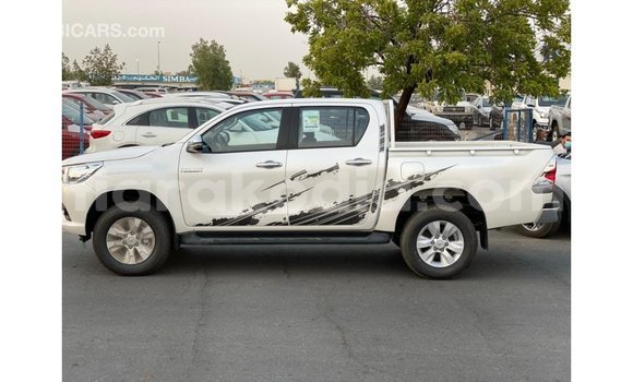 Hividy Toyota Hilux fotsy Car in Import - Dubai in Diana Hividy Toyota Hilux fotsy Car in Import - Dubai in Diana