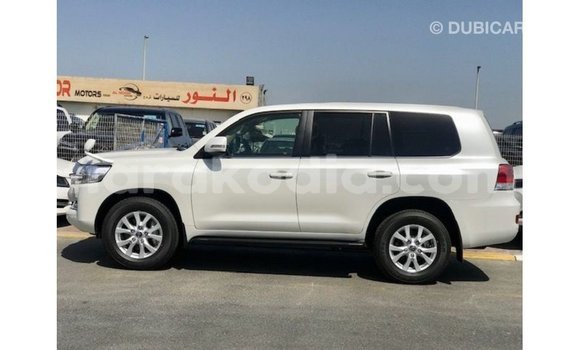 Hividy Toyota Land Cruiser fotsy Car in Import - Dubai in Diana Hividy Toyota Land Cruiser fotsy Car in Import - Dubai in Diana