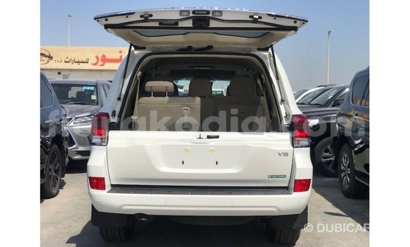 Hividy Toyota Land Cruiser fotsy Car in Import - Dubai in Diana Hividy Toyota Land Cruiser fotsy Car in Import - Dubai in Diana