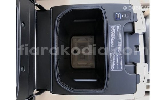 Hividy Toyota Land Cruiser fotsy Car in Import - Dubai in Diana Hividy Toyota Land Cruiser fotsy Car in Import - Dubai in Diana