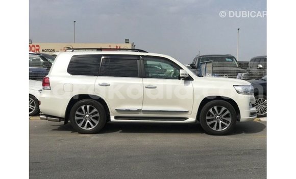 Acheter Import Voiture Toyota Land Cruiser Blanc à Import - Dubai, Diana Acheter Import Voiture Toyota Land Cruiser Blanc à Import - Dubai, Diana