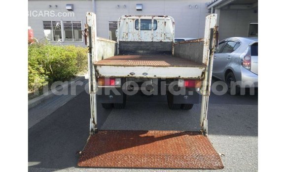 Acheter Import Utilitaire Toyota Dyna Blanc à Import - Dubai, Diana Acheter Import Utilitaire Toyota Dyna Blanc à Import - Dubai, Diana