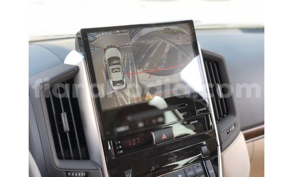 Acheter Import Voiture Toyota Land Cruiser Blanc à Import - Dubai, Diana Acheter Import Voiture Toyota Land Cruiser Blanc à Import - Dubai, Diana