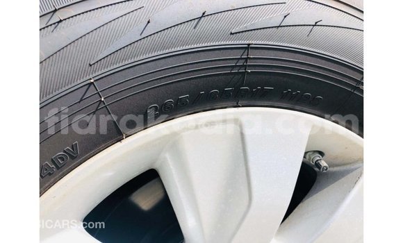 Hividy Toyota Hilux fotsy Car in Import - Dubai in Diana Hividy Toyota Hilux fotsy Car in Import - Dubai in Diana