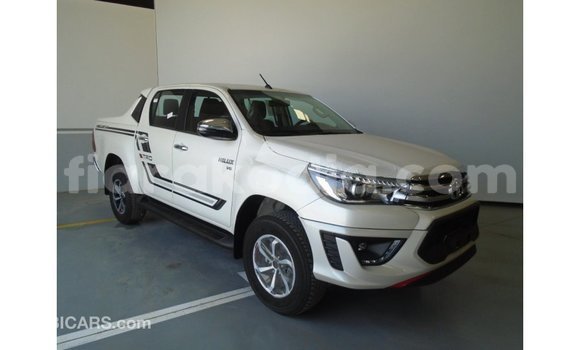 Hividy Toyota Hilux fotsy Car in Import - Dubai in Diana Hividy Toyota Hilux fotsy Car in Import - Dubai in Diana