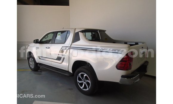 Hividy Toyota Hilux fotsy Car in Import - Dubai in Diana Hividy Toyota Hilux fotsy Car in Import - Dubai in Diana