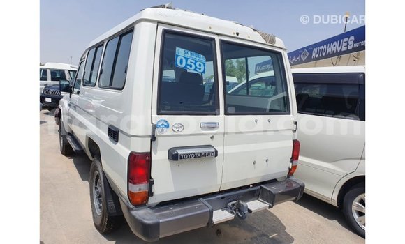 Acheter Import Voiture Toyota Land Cruiser Blanc à Import - Dubai, Diana Acheter Import Voiture Toyota Land Cruiser Blanc à Import - Dubai, Diana