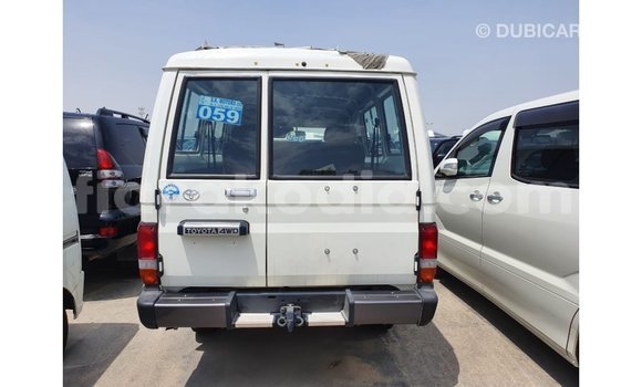 Acheter Import Voiture Toyota Land Cruiser Blanc à Import - Dubai, Diana Acheter Import Voiture Toyota Land Cruiser Blanc à Import - Dubai, Diana