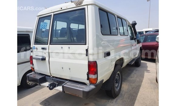 Acheter Import Voiture Toyota Land Cruiser Blanc à Import - Dubai, Diana Acheter Import Voiture Toyota Land Cruiser Blanc à Import - Dubai, Diana
