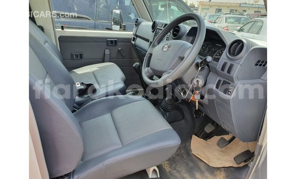 Acheter Import Voiture Toyota Land Cruiser Blanc à Import - Dubai, Diana Acheter Import Voiture Toyota Land Cruiser Blanc à Import - Dubai, Diana