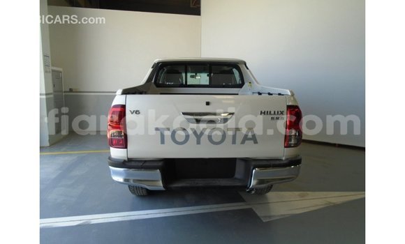 Hividy Toyota Hilux fotsy Car in Import - Dubai in Diana Hividy Toyota Hilux fotsy Car in Import - Dubai in Diana