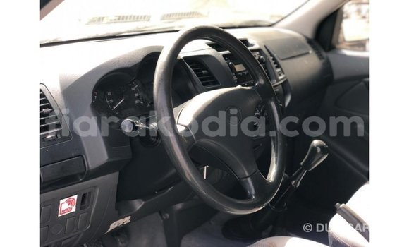 Hividy Toyota Hilux fotsy Car in Import - Dubai in Diana Hividy Toyota Hilux fotsy Car in Import - Dubai in Diana