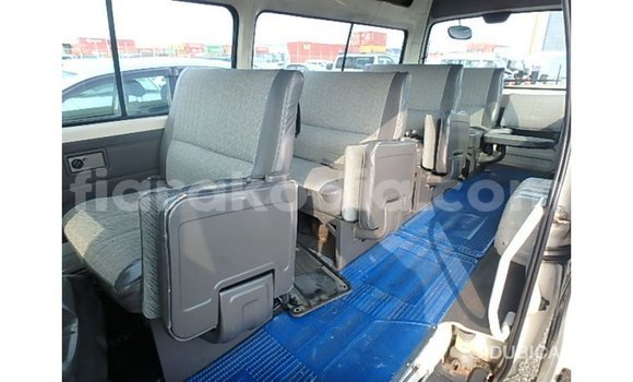 Acheter Import Voiture Nissan Caravan Blanc à Import - Dubai, Diana Acheter Import Voiture Nissan Caravan Blanc à Import - Dubai, Diana