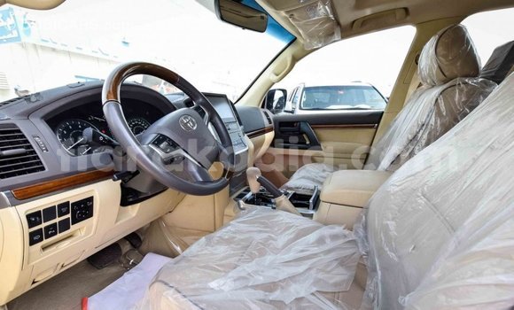 Acheter Import Voiture Toyota Land Cruiser Blanc à Import - Dubai, Diana Acheter Import Voiture Toyota Land Cruiser Blanc à Import - Dubai, Diana