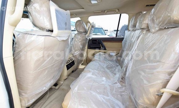 Acheter Import Voiture Toyota Land Cruiser Blanc à Import - Dubai, Diana Acheter Import Voiture Toyota Land Cruiser Blanc à Import - Dubai, Diana